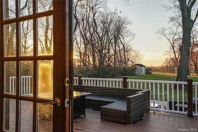 1041 Glen Cove Ave, Roslyn, NY 11576 - photo 5