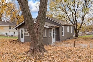 320 N Cedar Ave, Independence, MO 64053 - photo 4