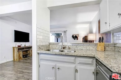 13747 Vanowen St unit 105, Van Nuys, CA 91405 - photo 2