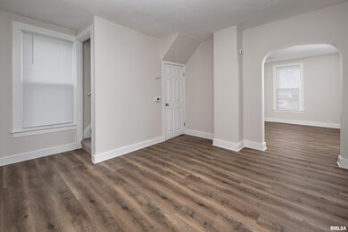 512 E Pleasant St, Davenport, IA 52803 - photo 7