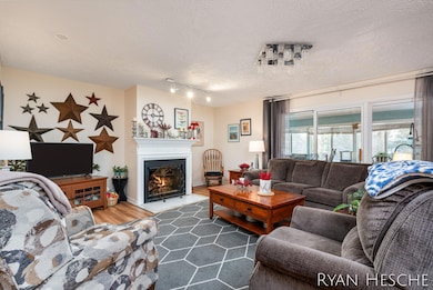 5-web-or-mls-2431 E Collier-5