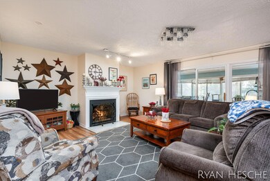 5-web-or-mls-2431 E Collier-5