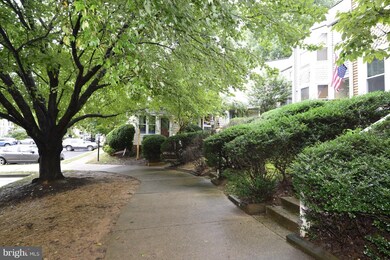 11205 Silentwood Ln, Reston, VA 20191 - photo 2