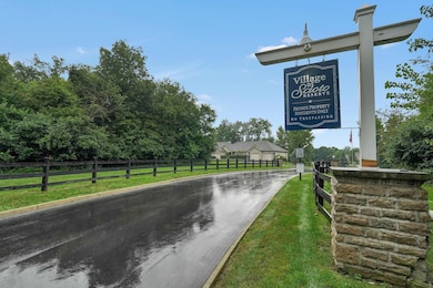 8039 Farm Crossing Cir unit 8039, Powell, OH 43065 - photo 2