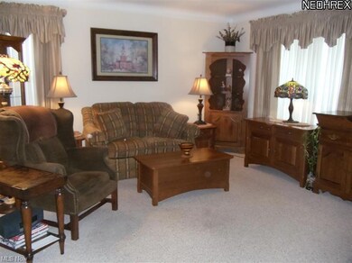 LARGE LIVING ROOM WITH PICTURE WINDOW FITS ALL YOU