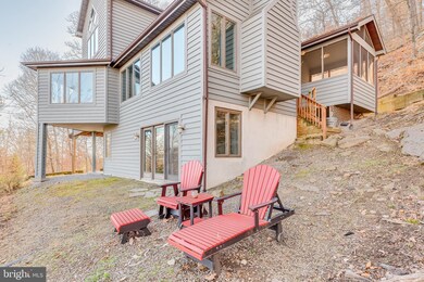 621 Bobcat Dr, Berkeley Springs, WV 25411 - photo 3