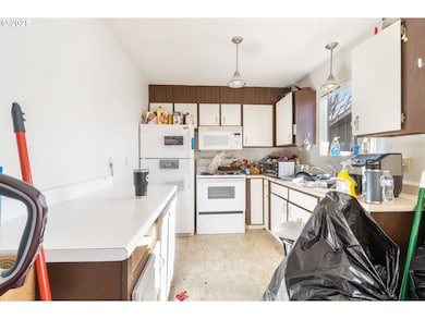 1662 Mcpherson Ave, North Bend, OR 97459 - photo 5