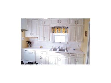 Bright Kitchen with lots of cabinets