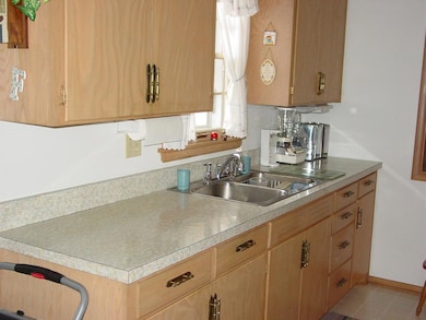 1507 11th Ave S, Grand Forks, ND 58201 - photo 2