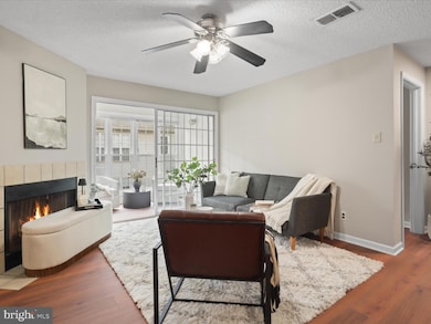 12105 Green Leaf Ct unit 201, Fairfax, VA 22033 - photo 3