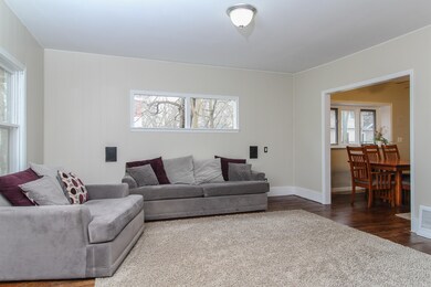 007-Living_Room-2494109-large