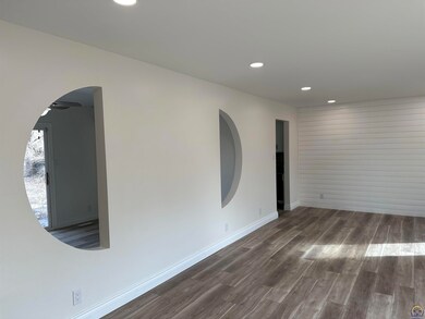 3736 SW 34th St, Topeka, KS 66614 - photo 4