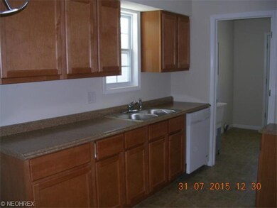 324 Thelma Dr, Sheffield Lake, OH 44054 - photo 4