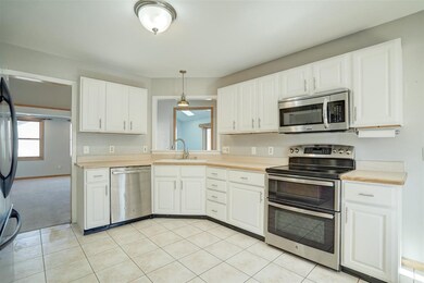 446 Oakwood Dr, Oregon, WI 53575 - photo 7