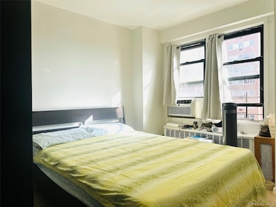 Carlyle Skyline Towers unit 8N, Flushing, NY 11355 - photo 3