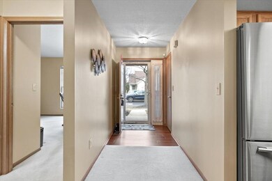 04-Entryway-4532 White Leaf Way - 01