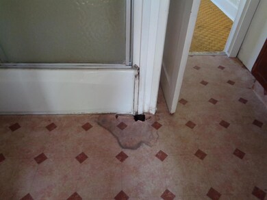 dry rot in bathroom by tub, bedroom at b