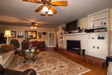 Living room pic #4