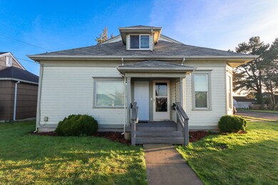 2203 9th St Tillamook OR 97141-01