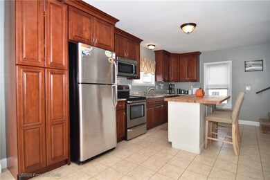 28 Gardner St, Pawtucket, RI 02861 - photo 5