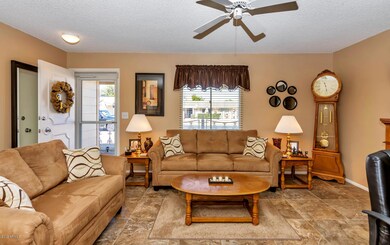 10405 W Kingswood Cir-large-004-5-Living