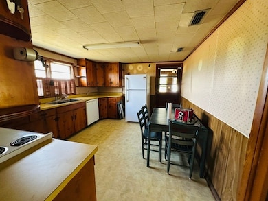 885 Lower Rebecca Rd, Fitzgerald, GA 31750 - photo 4