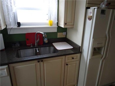 Kitchen. Georgeous new Countertops, with undermoun