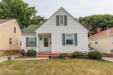 View of front facade featuring a front yard