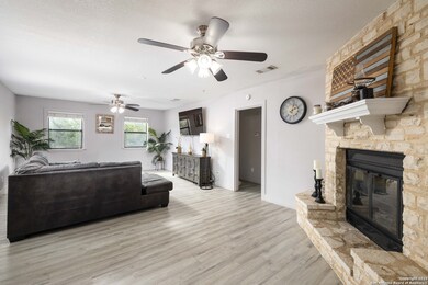 1267 E Common St, New Braunfels, TX 78130 - photo 3