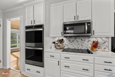 Kitchen with decorative backsplash, ornamental mol
