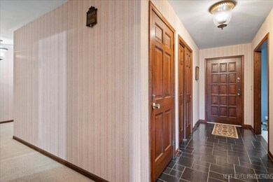 2350 Tanglewood Ct unit 4, Aurora, IL 60506 - photo 2