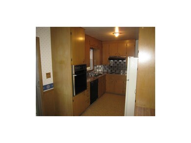 KITCHEN - INCLUDES REFRIGERATOR