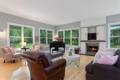04_3WhiteBirchLane_165_LivingRoom_LowRes
