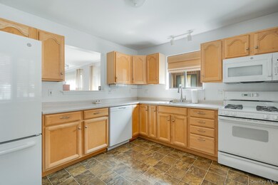 901 Scenic Ln, Poughkeepsie, NY 12603 - photo 5