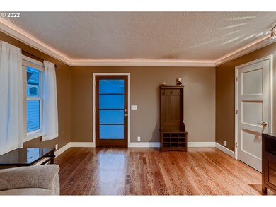 Living Room/Entrance