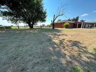 911 N Elm St, Mooreland, OK 73852 - photo 5