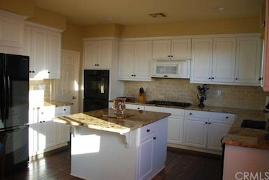 Kitchen with Large Oversized Island, brand new Bra