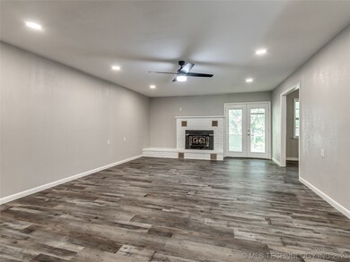 1501 N Fox St, Chouteau, OK 74337 - photo 6