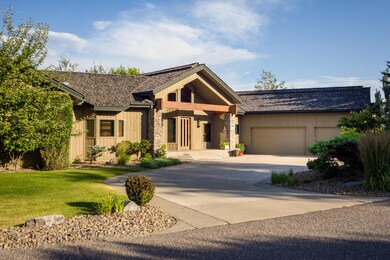 Spacious Circular Driveway