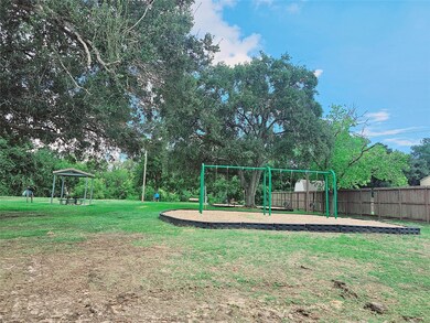 610 Hathaway St, Alvin, TX 77511 - photo 4