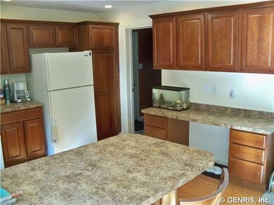 Kitchen Plenty of litchen space & storage!