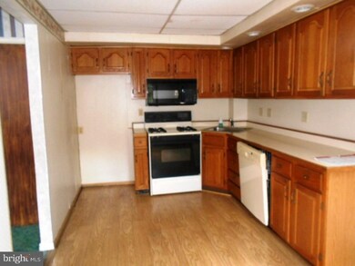 209 Morris Cir, Crum Lynne, PA 19022 - photo 6