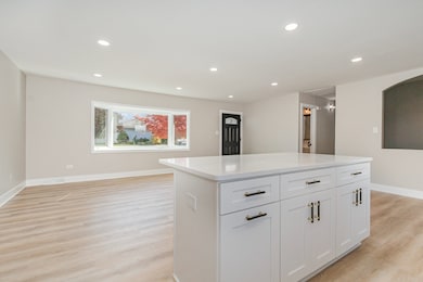 SPACIOUS BRIGHT LIVING ROOM OPEN TO THE LARGE EAT