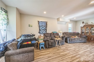 818 Wyoming St, Raymond, WA 98577 - photo 5