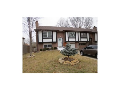 Lovely Half-Duplex, corner lot.