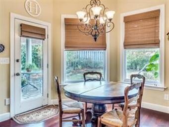 This is the eat-in area off the kitchen for quick,