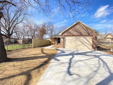 309 Robbins St, Cleburne, TX 76031 - photo 2