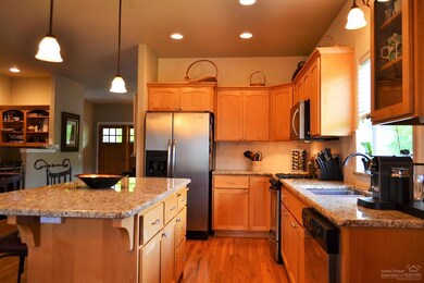 1561 NW Jackpine Ave, Redmond, OR 97756 - photo 2