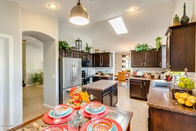 Kitchen w Island