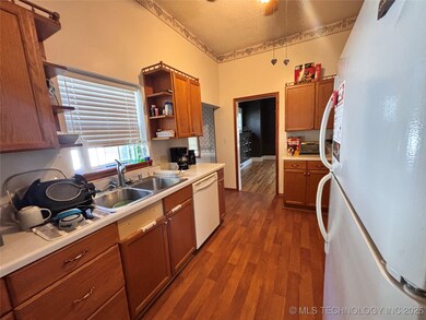 404 S 9th St, Clinton, OK 73601 - photo 7